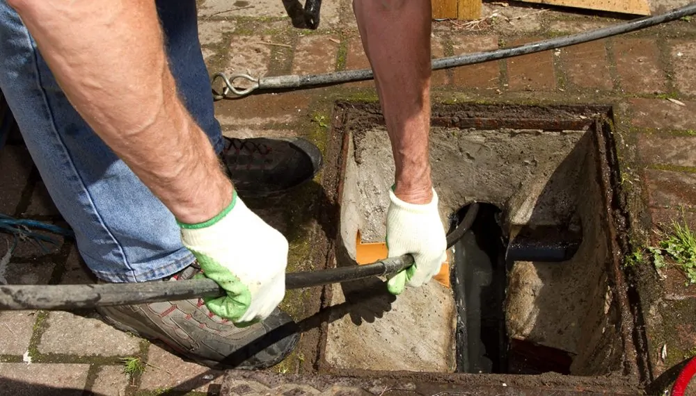 WC, évier, douche, regard extérieur : nous traitons les vrais bouchons du quotidien